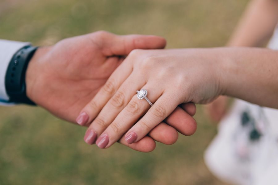 Có Nên Tặng Bạc Cho Người Yêu? Ý Nghĩa Trong Từng Món Quà